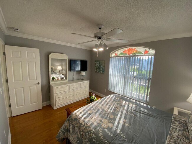 Building Photo - Spectacular ANNUAL LEASE, Fully Furnished ...