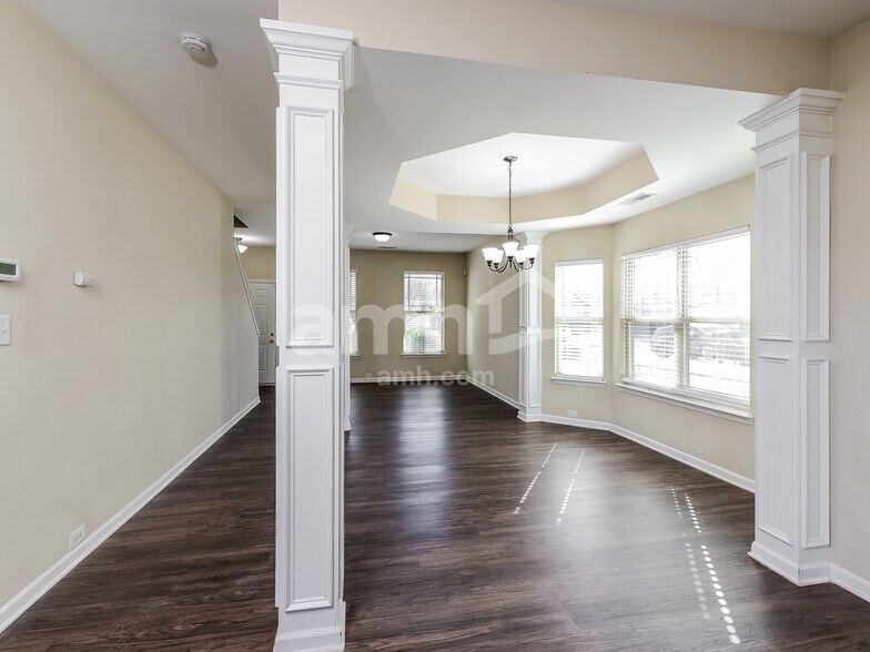 Building Photo - 113 Tannin Way