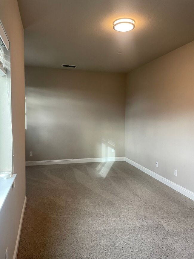 Building Photo - Holiday Move-In Special! $200 OFF 1st MONT...