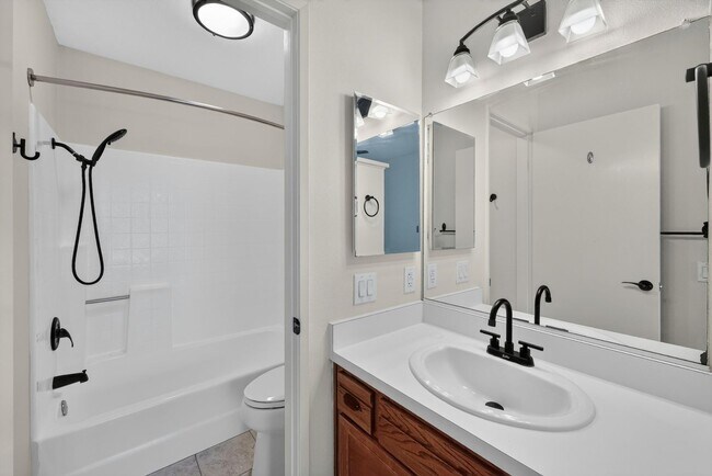 Building Photo - Spacious 2 Bed, 2 Bath Condo in Desirable Northwood