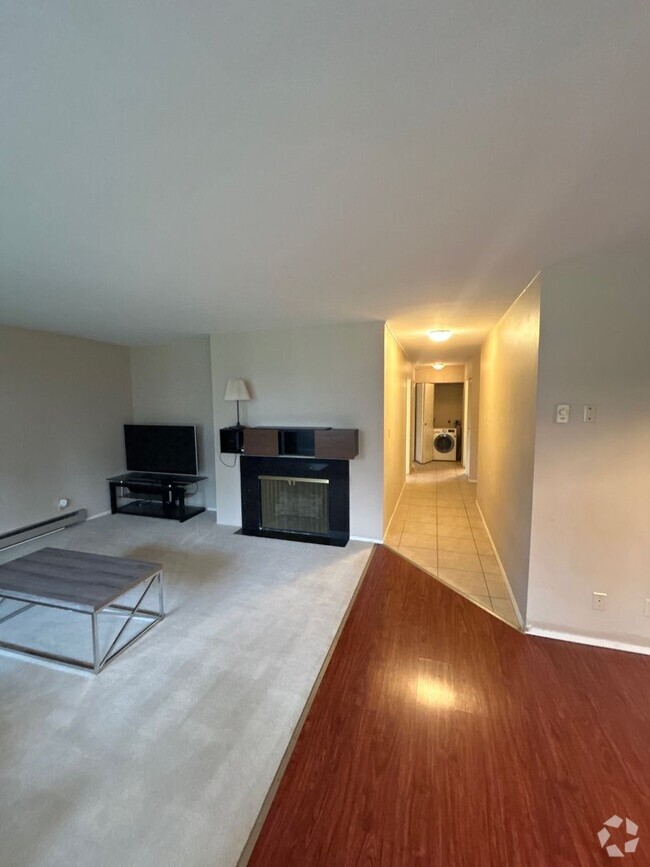 Building Photo - Fantastic 2 Bed 2 Bath Condo in the U Dist...