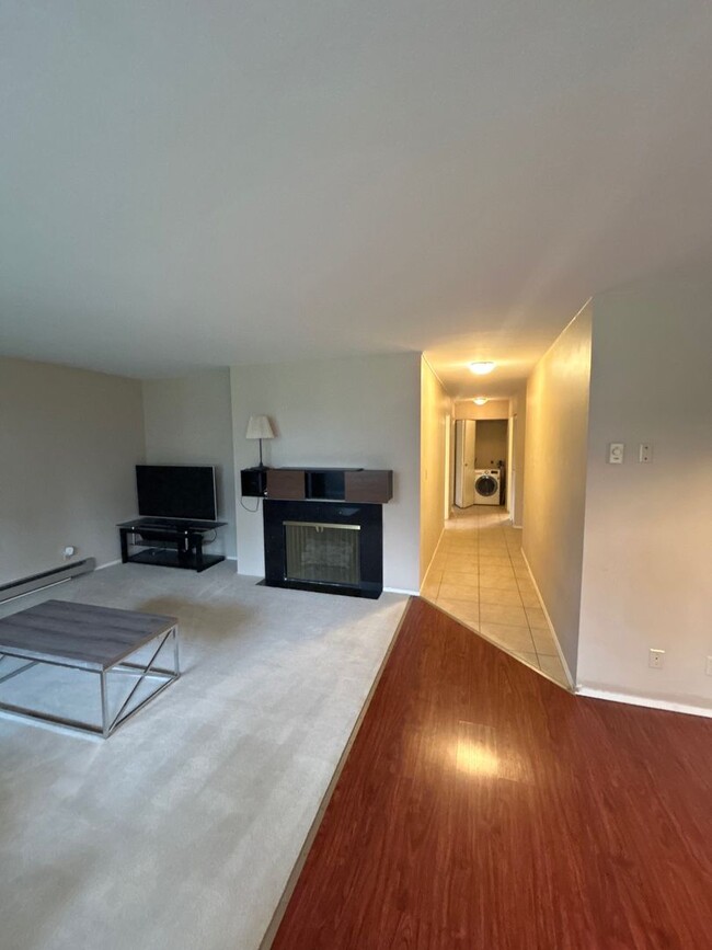 Primary Photo - Fantastic 2 Bed 2 Bath Condo in the U Dist...