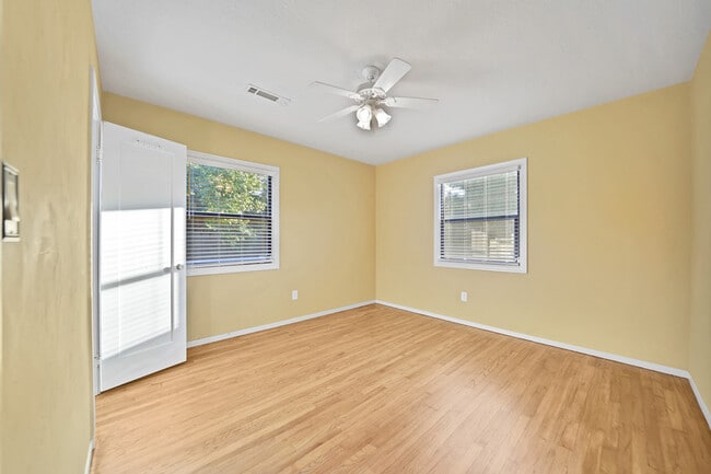 Building Photo - 1301 S Lee Ave