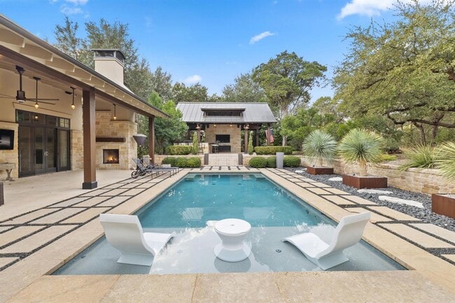 Primary Photo - 1909 Knights Chance Ln