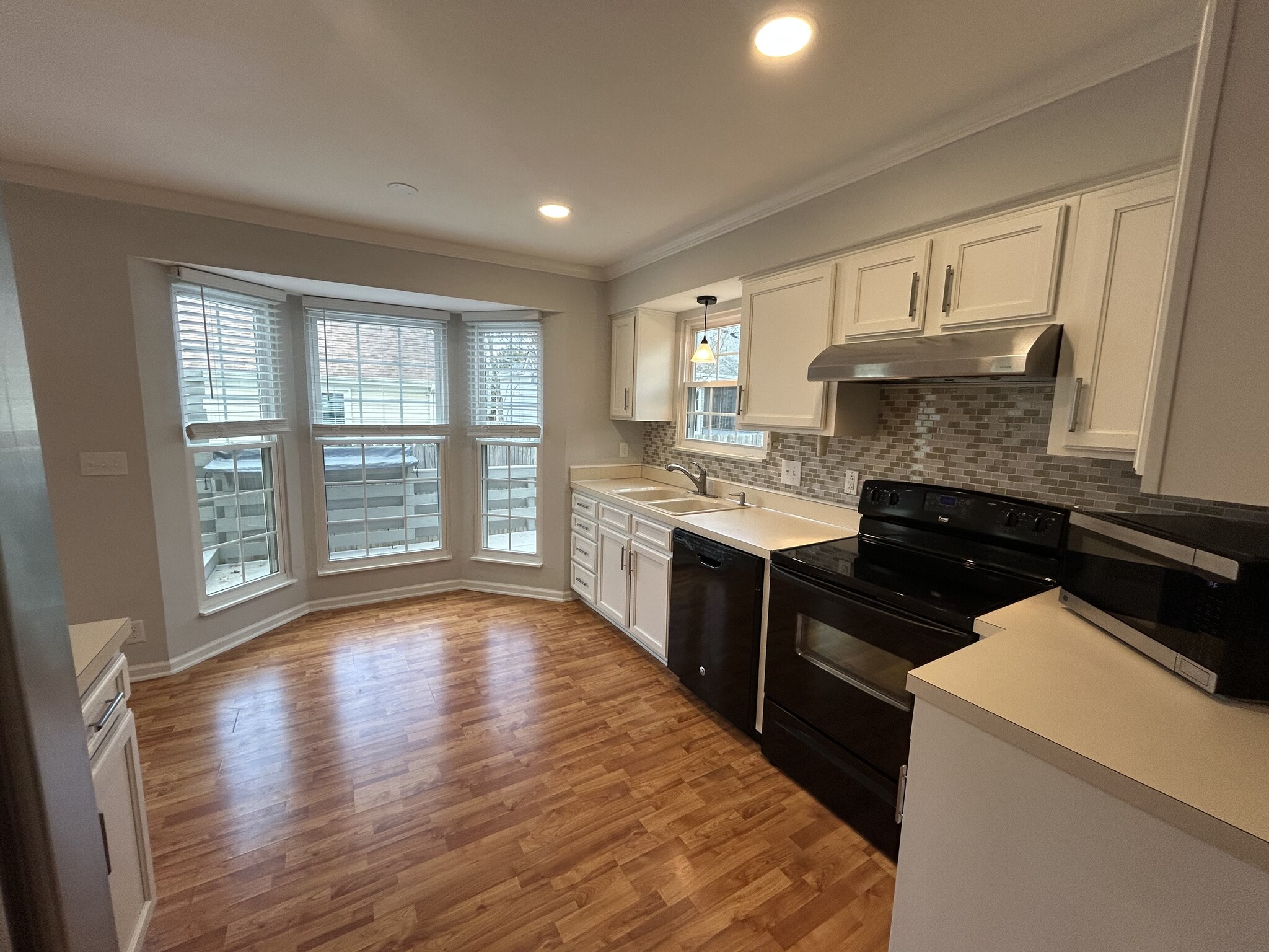 Kitchen - 405 Windsor Ct