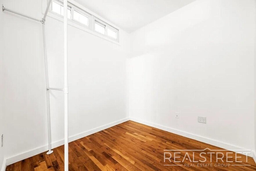 Building Photo - Modern 2-Bedroom Apartment with Private Balcony in Prime Bushwick