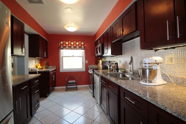 Building Photo - Spectacular 4 Bedroom, 3.5 SFH - Fenced Ya...