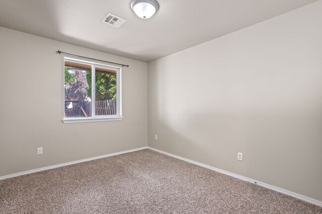 Building Photo - Prime SE Boise 3bd/2ba Townhome with 2-Car Garage