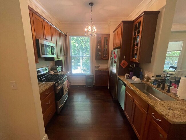 Building Photo - Lovely first floor 2 bedroom unit