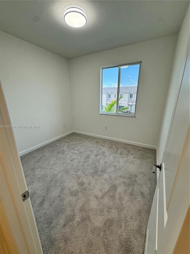 Building Photo - 656 SE 14th Ct