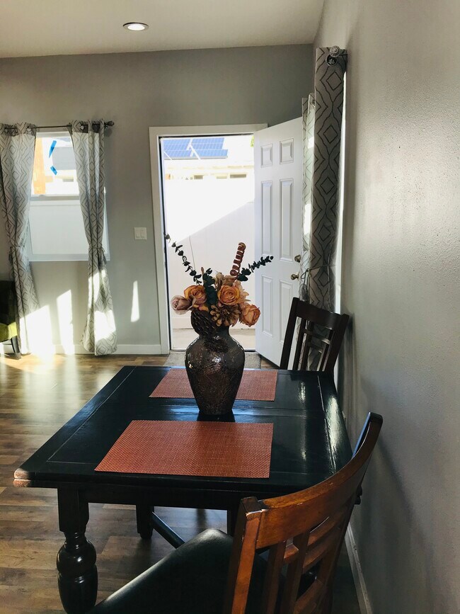 Inviting dining area w/ lots of natural light! - 10500 Hayvenhurst Ave