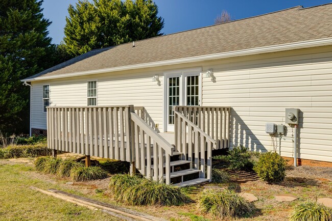 Building Photo - Nicely updated and well-maintained 3 bedro...