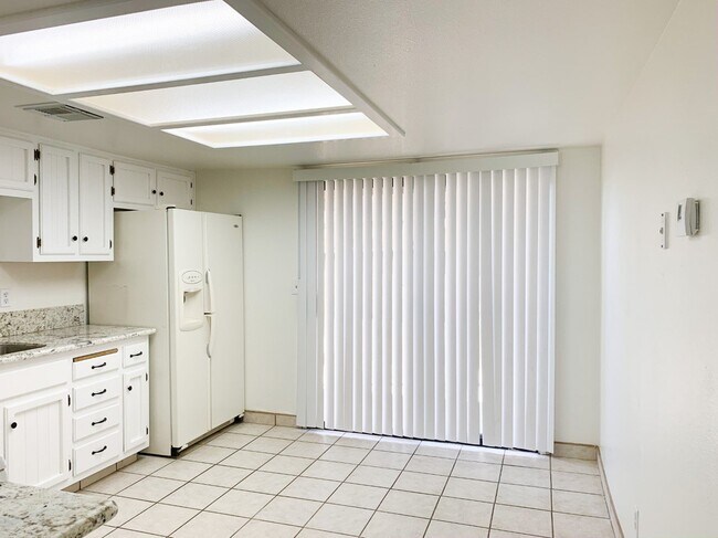 Building Photo - 940 W Graaf Ave