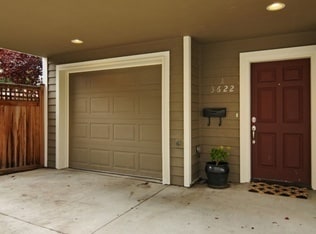 Building Photo - Lovely 2 Bedroom Townhouse in Magnolia.