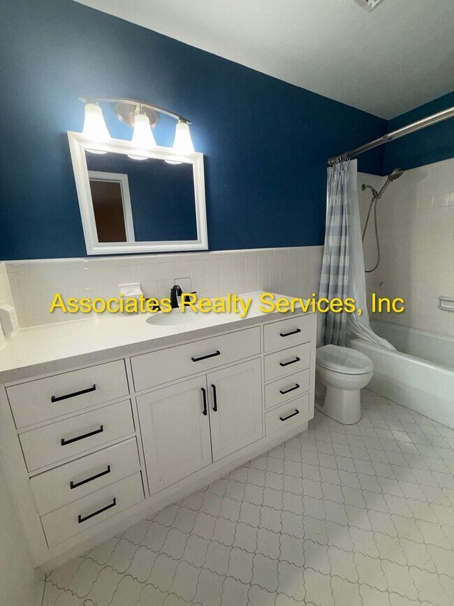 Building Photo - Beautiful 4bed/3bath Corner Lot in Suburban Heights