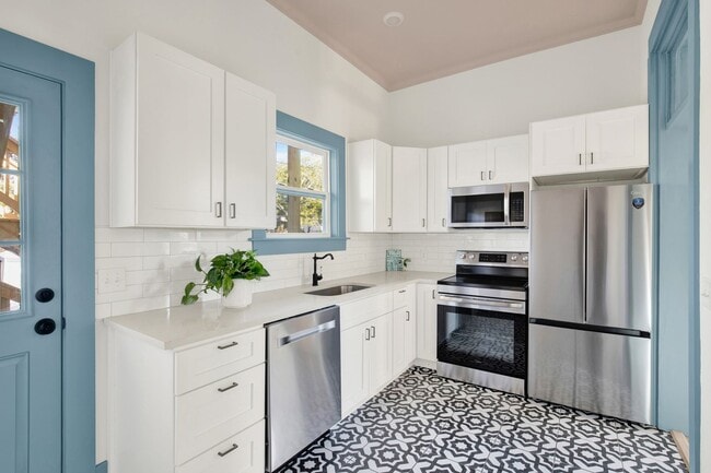 Building Photo - Eastside Beauty