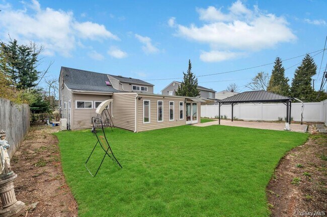 Building Photo - 11 Berry Ln