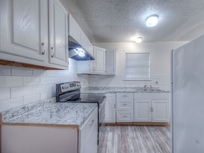 Building Photo - 2 Bedroom 1 Bath Duplex