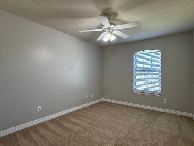 Building Photo - 5805 Thompson Pl