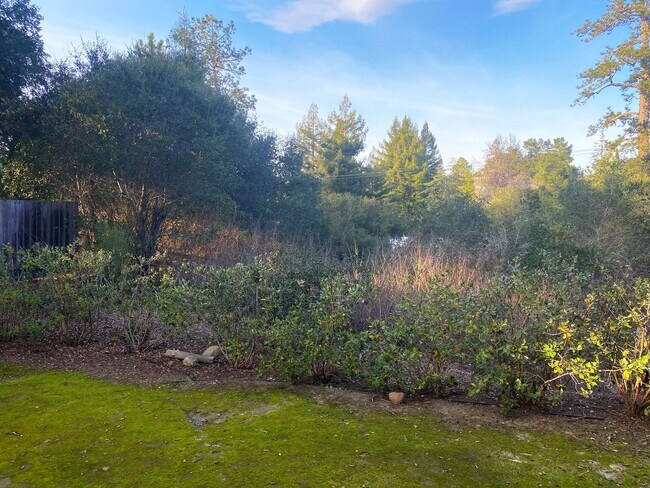 Building Photo - Spacious Ground-Floor 3BD/2BA Condo in Prime Scotts Valley Location