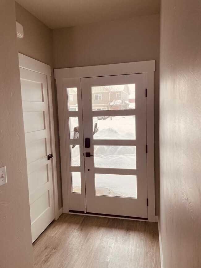 Building Photo - 3 Bd / 2.5 Bath