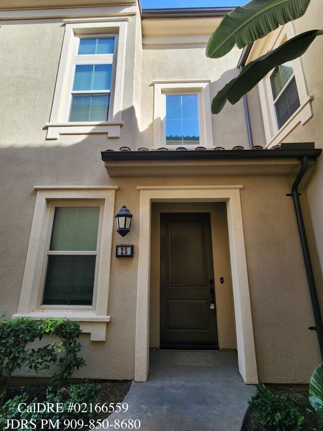 Building Photo - Irvine 2 Bedroom Townhouse