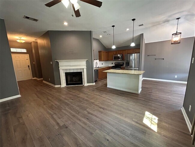 Building Photo - 2000 Holly Springs Dr