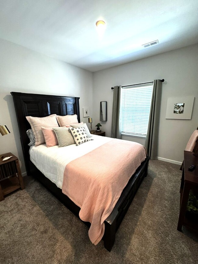 Building Photo - Fully Furnished Water front Community