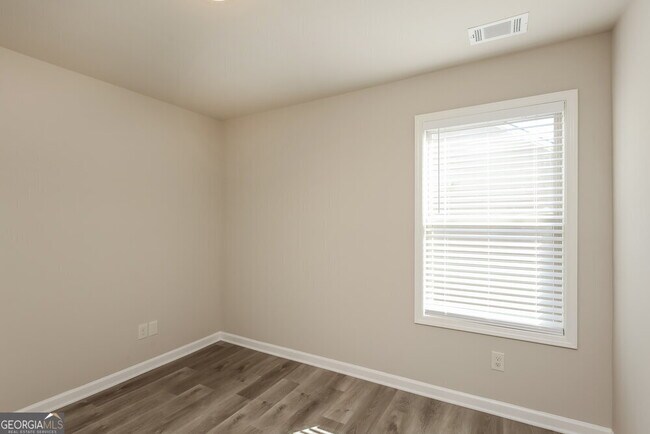 Building Photo - 900 Walnut Woods Dr