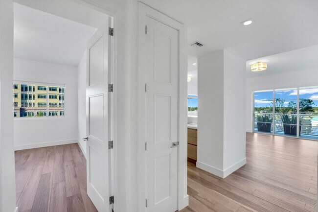 Building Photo - 155 E Boca Raton Rd