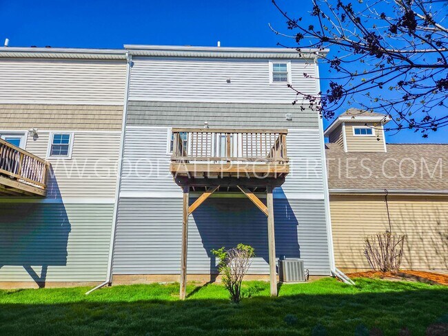 Building Photo - 2-Bedroom, 2.5-Bath Townhome in Urbandale with a 2-Car Attached Garage