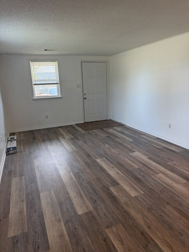 Building Photo - Hewitt - 821 (MR/RM)
