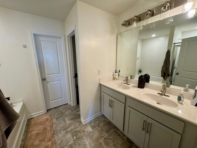 Building Photo - Beautiful 5BR/3BA Home in Roberta Ridge
