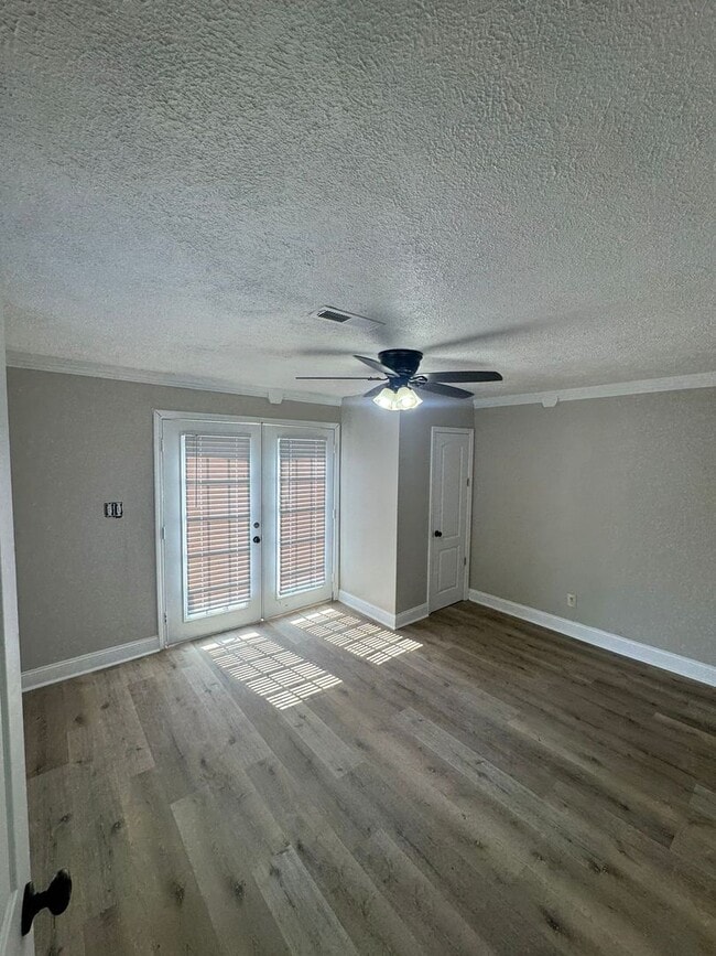 Building Photo - Newly Renovated 2 Bedroom, 1 Bathroom Home...