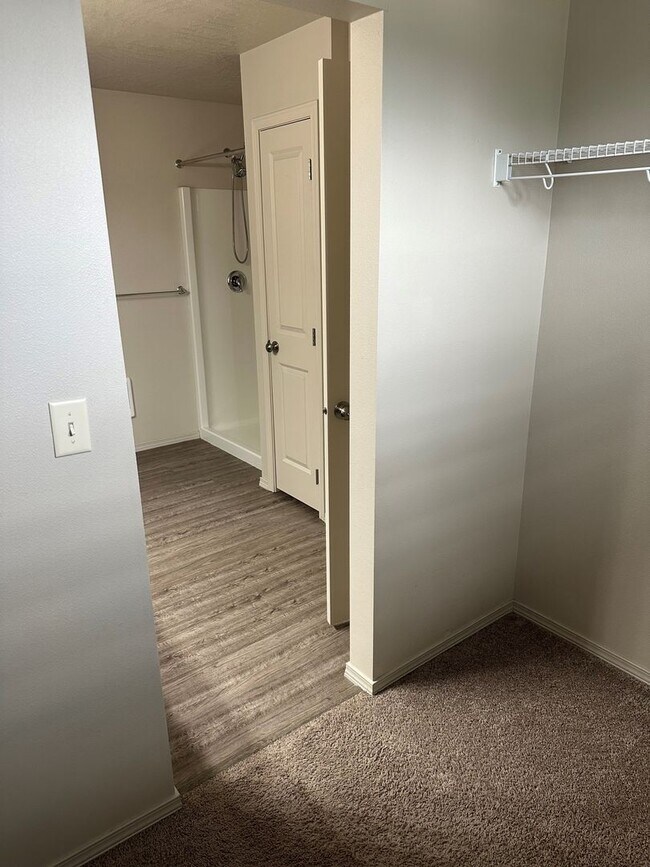 Building Photo - Stunning 4 Bedroom 2.5 Bath Duplex town ho...