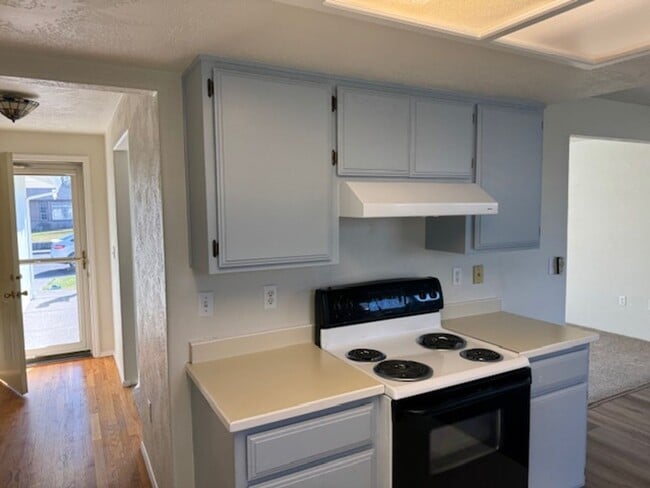 Building Photo - 3 Bedroom/ 2 Bathroom Single Level Home