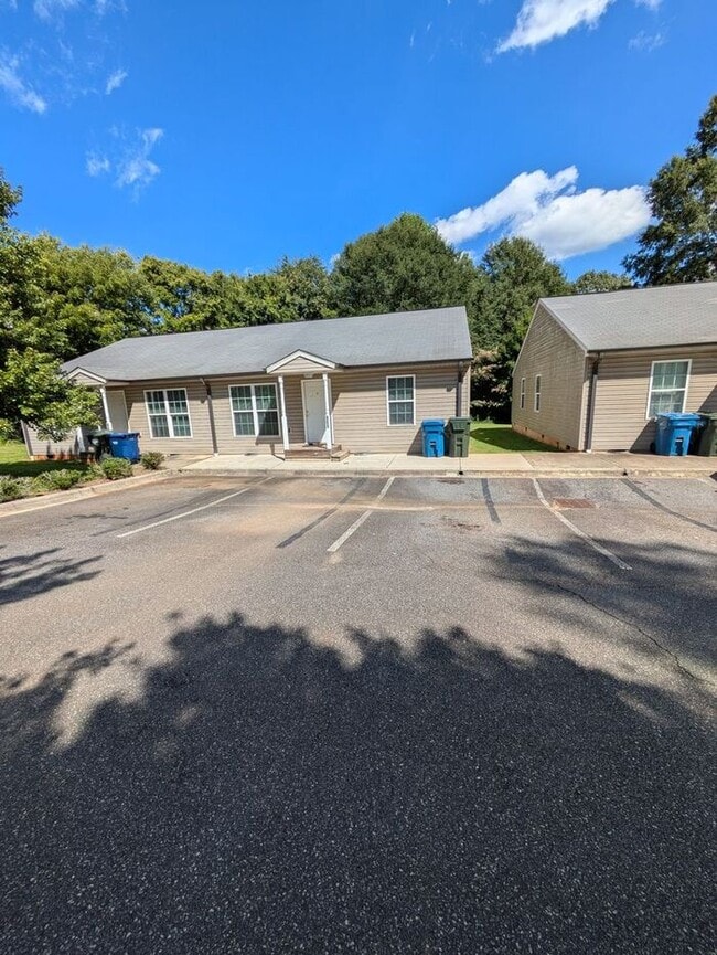 Building Photo - 3BD/2BA Unit in Hickory