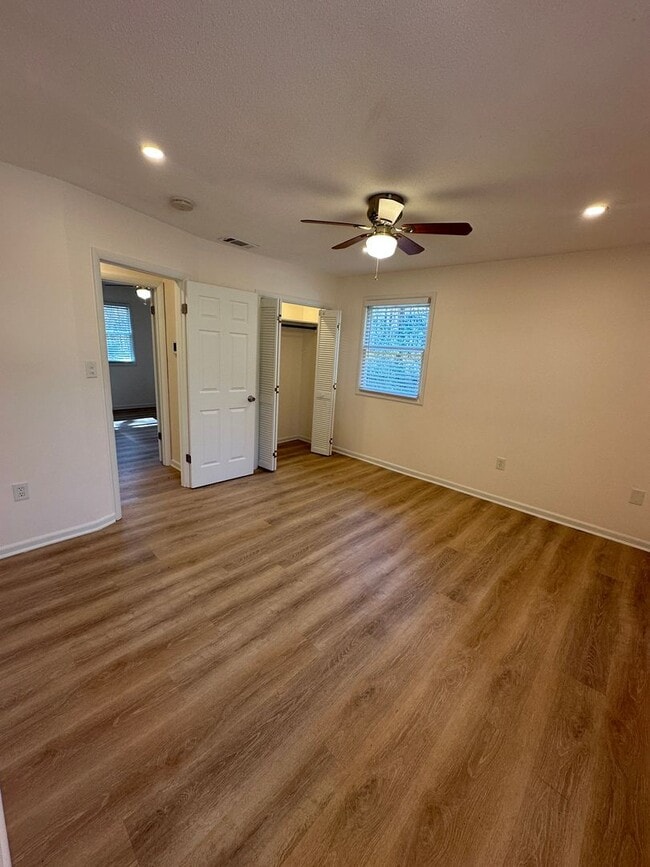 Building Photo - 3 BED | 2 BATH | TWO CAR GARAGE | LARGE FRONT AND BACK YARDS | AVAILABLE NOW