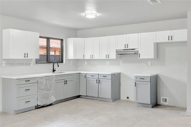 Building Photo - 861 NW 6th Ave