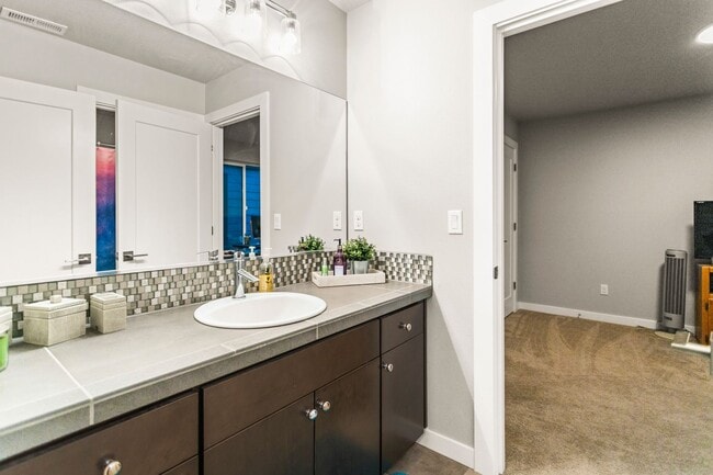 Building Photo - Available 4BR/4BATH Modern Home near Ash C...