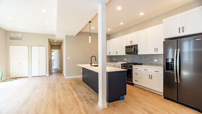 Building Photo - 3520 W Shakespeare Ave