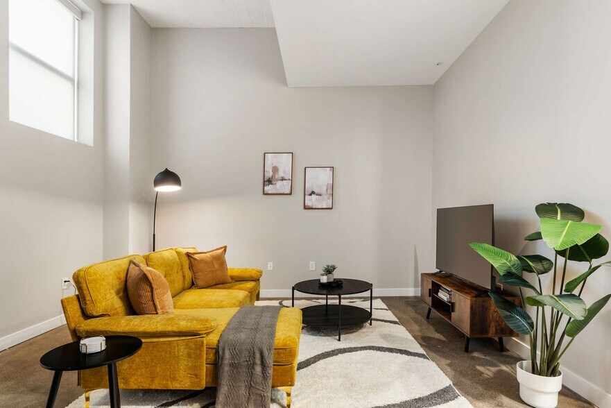 Building Photo - 205 W 4th St