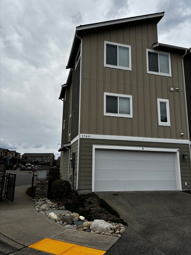 Building Photo - Wonderfully maintained Sunrise Townhome