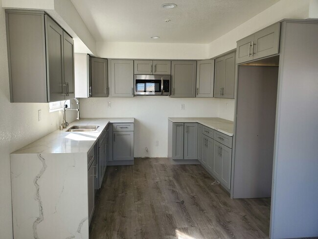 Building Photo - MULTI-FAMILY HOUSE