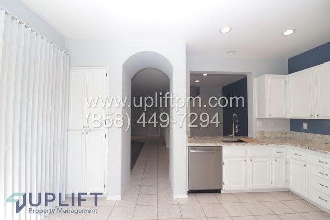 Building Photo - 4 Bed 2.5 Bath Townhouse in Oceanside AVAILABLE NOW!