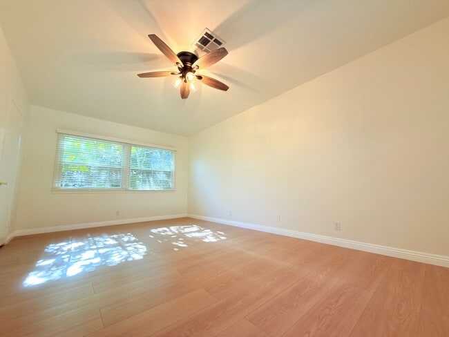 Building Photo - Stunning 4-Bedroom Home in Quiet North Hills