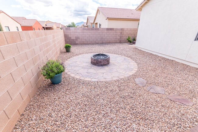 Building Photo - Gorgeous 4 Bedroom 2 Bathroom Home! Centra...