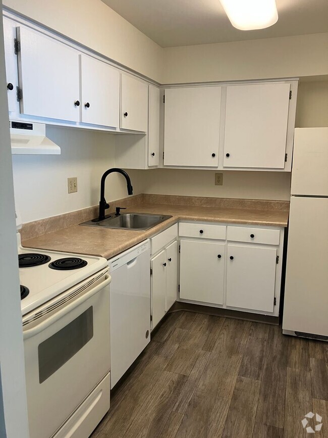 Building Photo - Convenient & Newly Updated 2-Bedroom Apart...