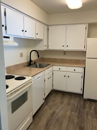 Building Photo - Convenient & Newly Updated 2-Bedroom Apart...