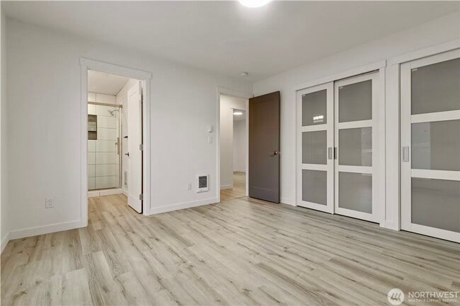 Building Photo - Lower Kennydale 3 bed/2 bath Rambler!